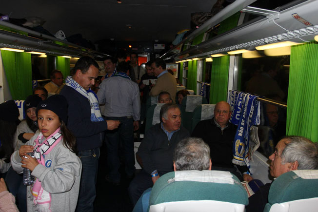 COMBOIO AZUL E BRANCO RUMA A LISBOA
