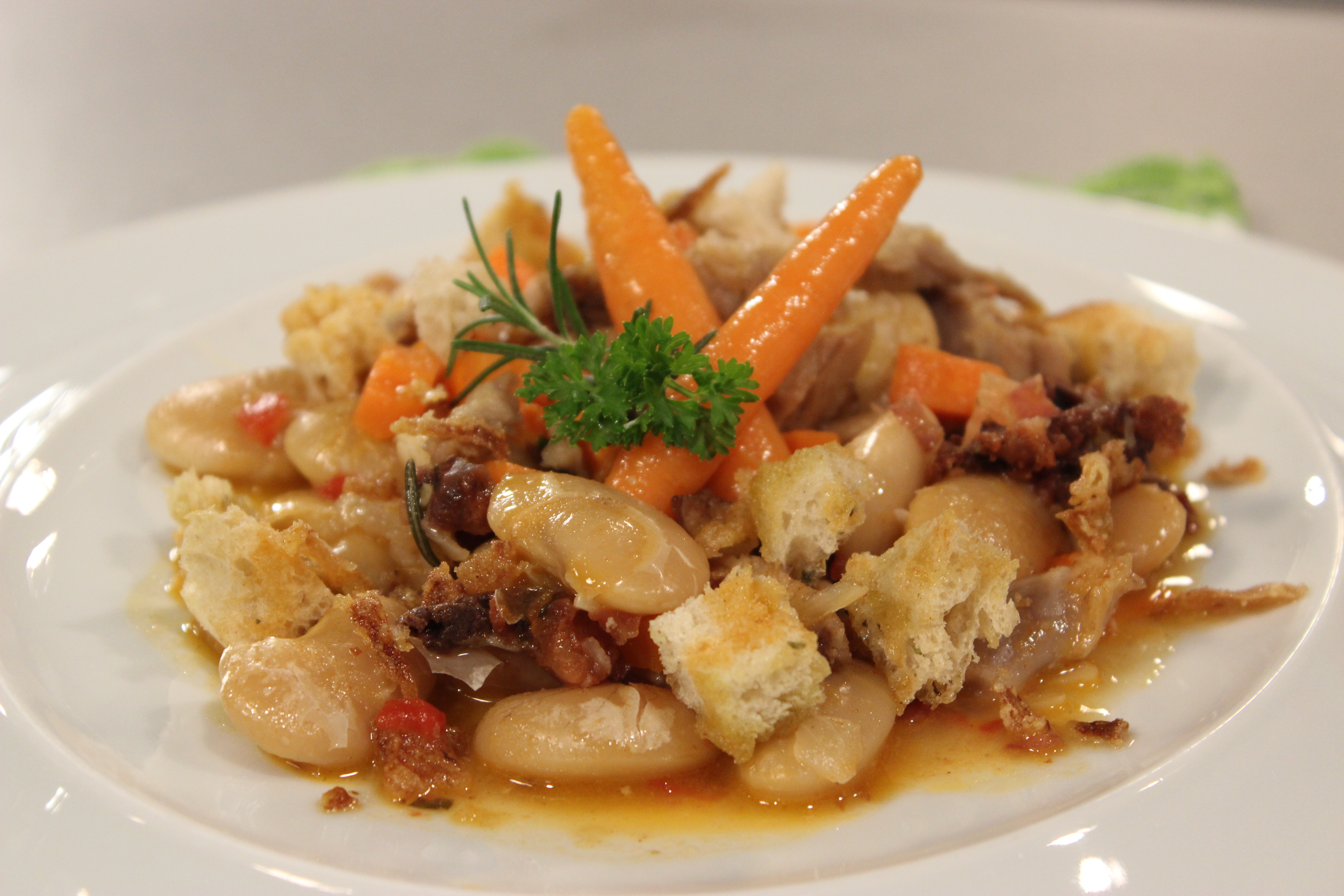 FEIJOCAS COM PERNIL, CROUTONS E CEBOLA FRITA