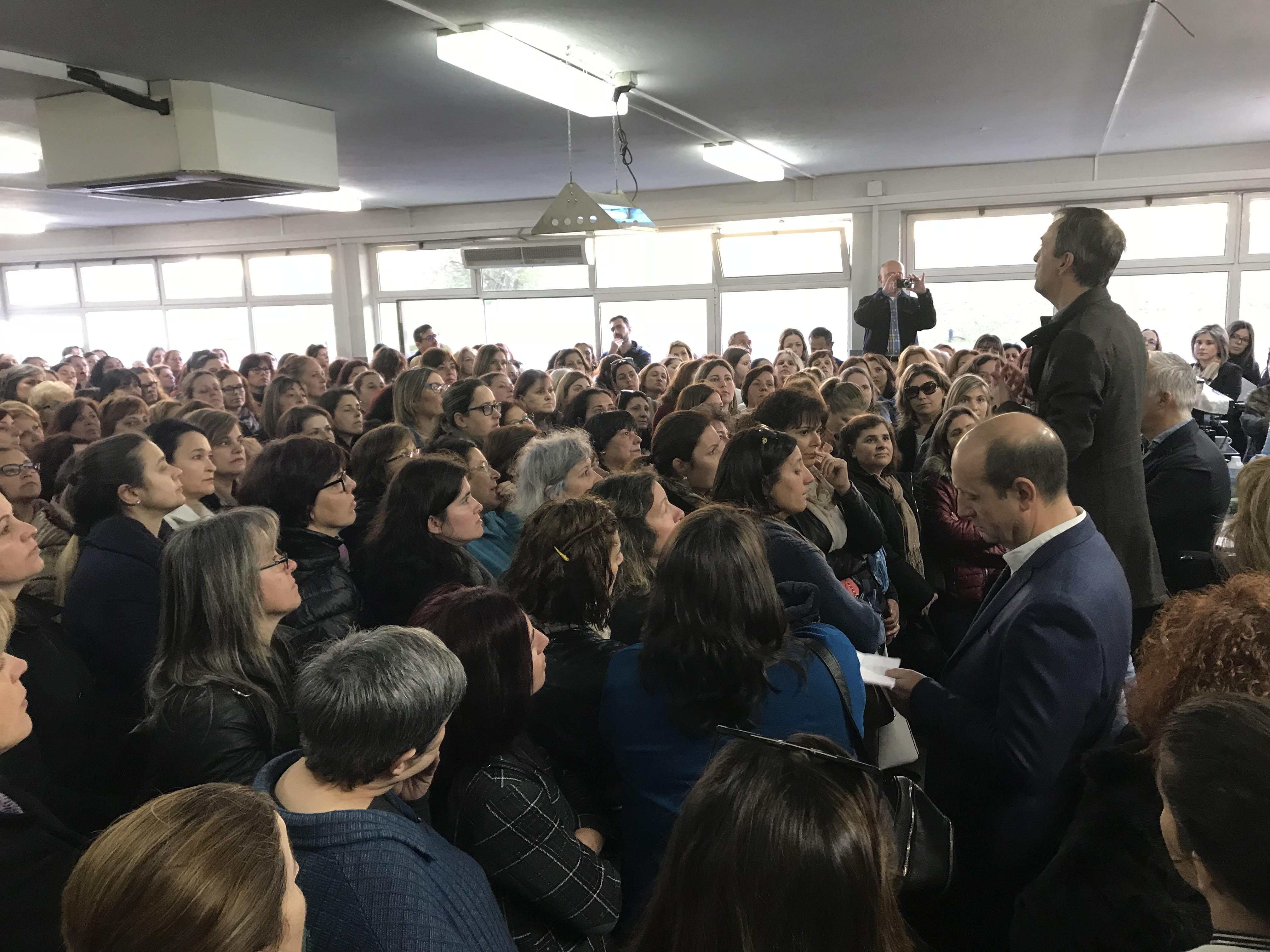 Diretor do Centro de Emprego apresenta ofertas de trabalho aos funcionários da ex-Ricon