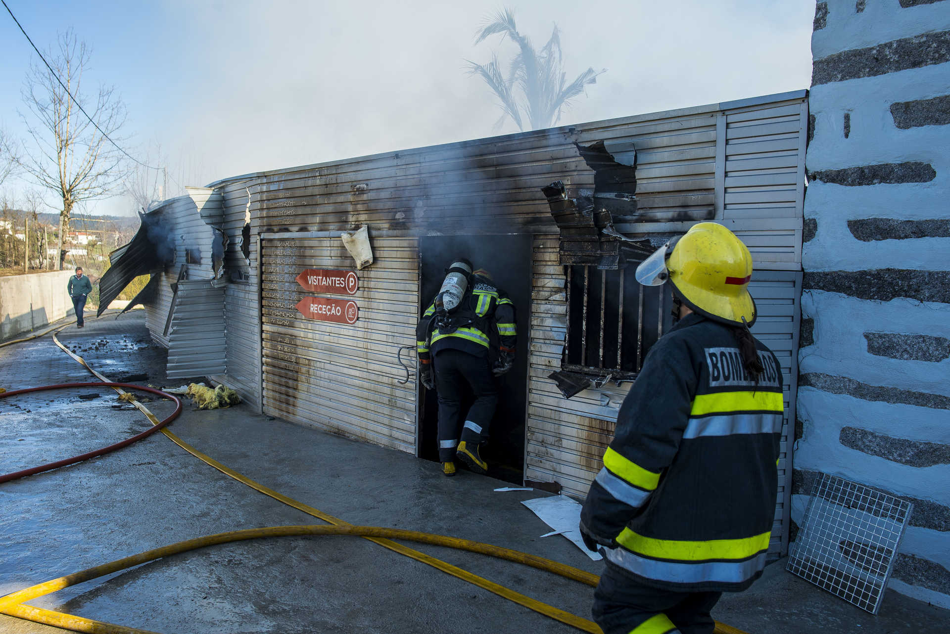 Fogo destrói fábrica de cordões