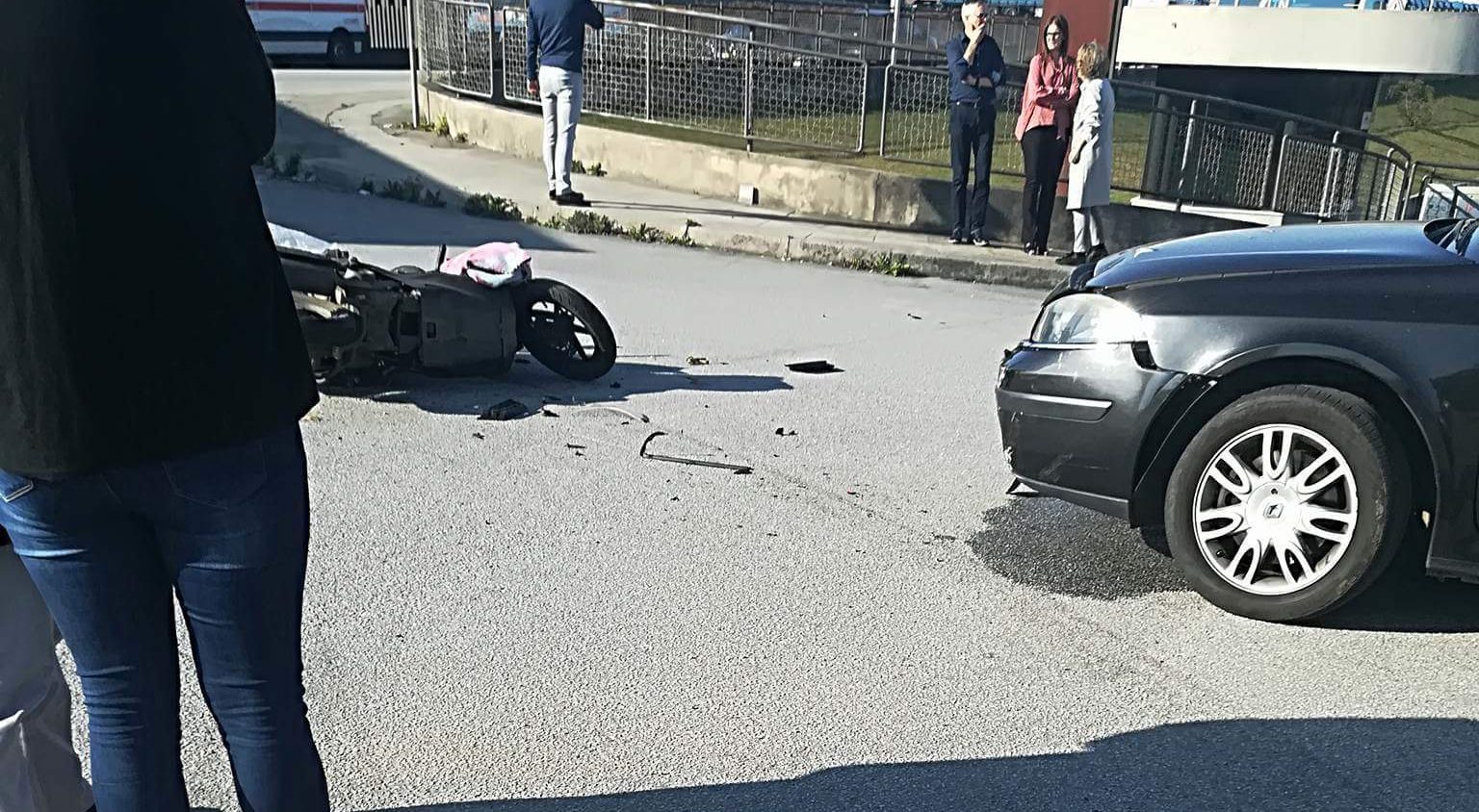 Colisão entre motociclo dos CTT e carro faz um ferido em Ribeirão
