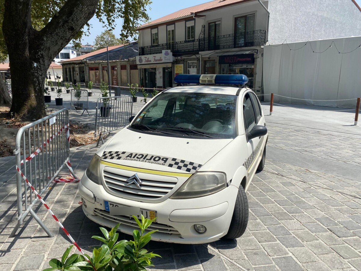 Famalicão: Polícia, grades, fitas e vasos combatem estacionamento abusivo no centro da cidade