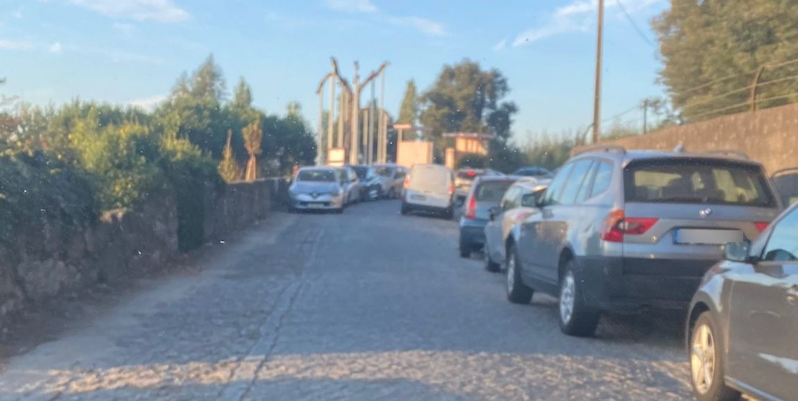 Famalicão: Estacionamento indevido junto ao Parque da Devesa provocou bloqueio total do trânsito