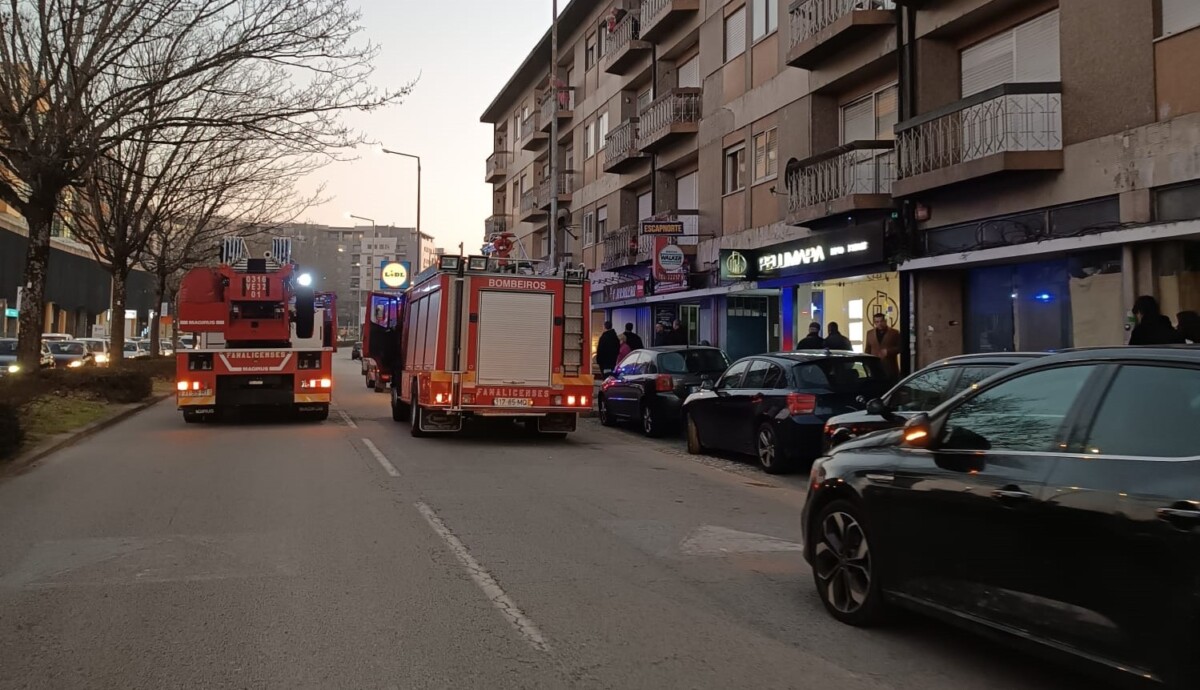Famalicão: Bombeiros alertados por cidadão que diz ter visto fumo a sair de prédio