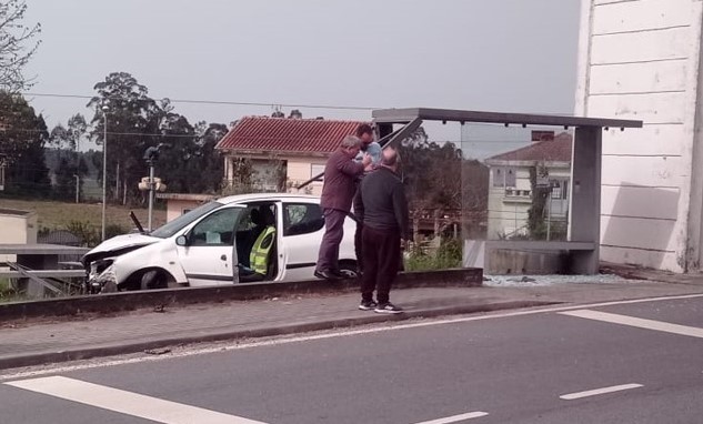 Famalicão: Carro entra em despiste e derruba paragem de autocarros