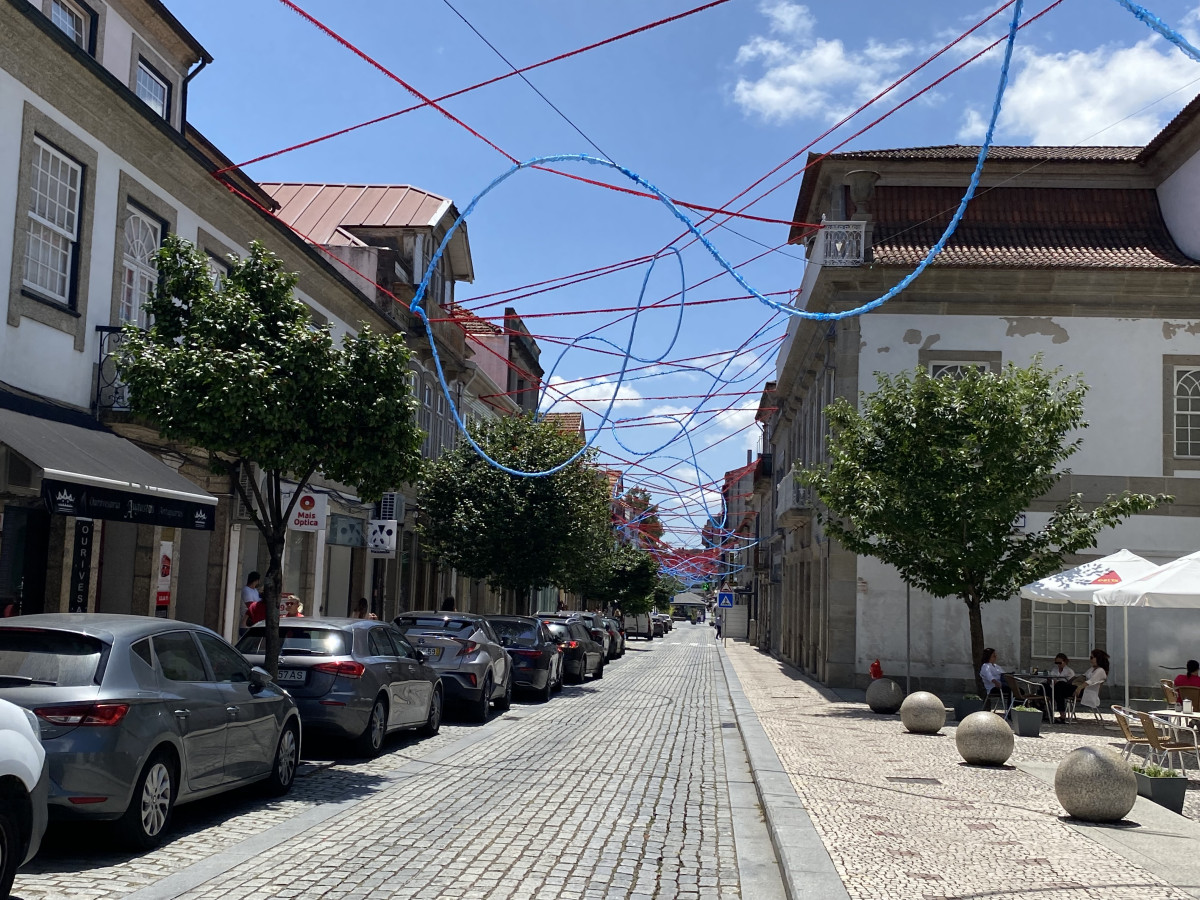 Famalicão mais ligado ao têxtil com teia que cobre as principais ruas da cidade e termina nas mãos da rainha D. Maria II