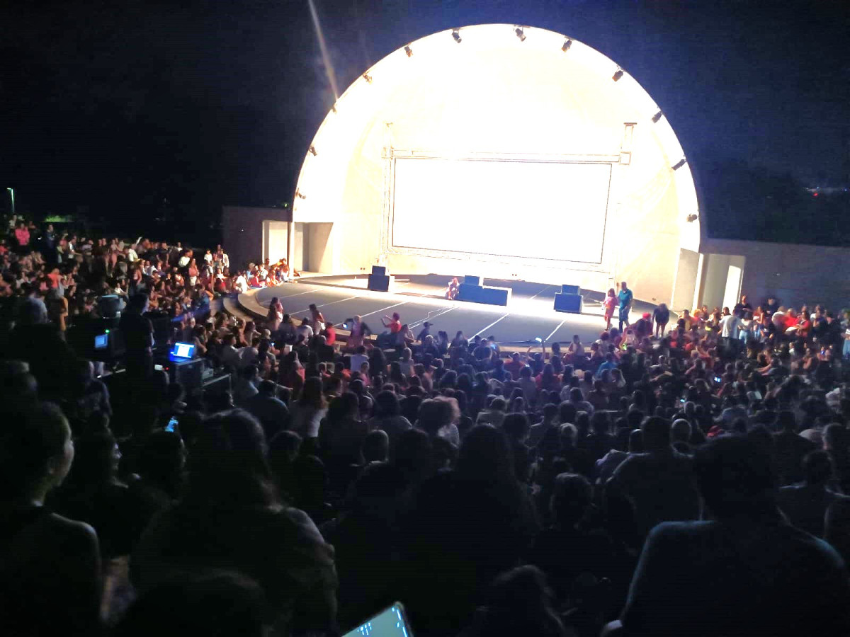 Multidão deixa Parque da Devesa lotado para assistir ao filme “Barbie”