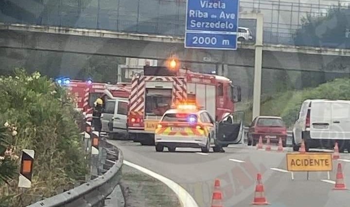Quatro feridos em despiste de carrinha na A7 (Guimarães – Famalicão)