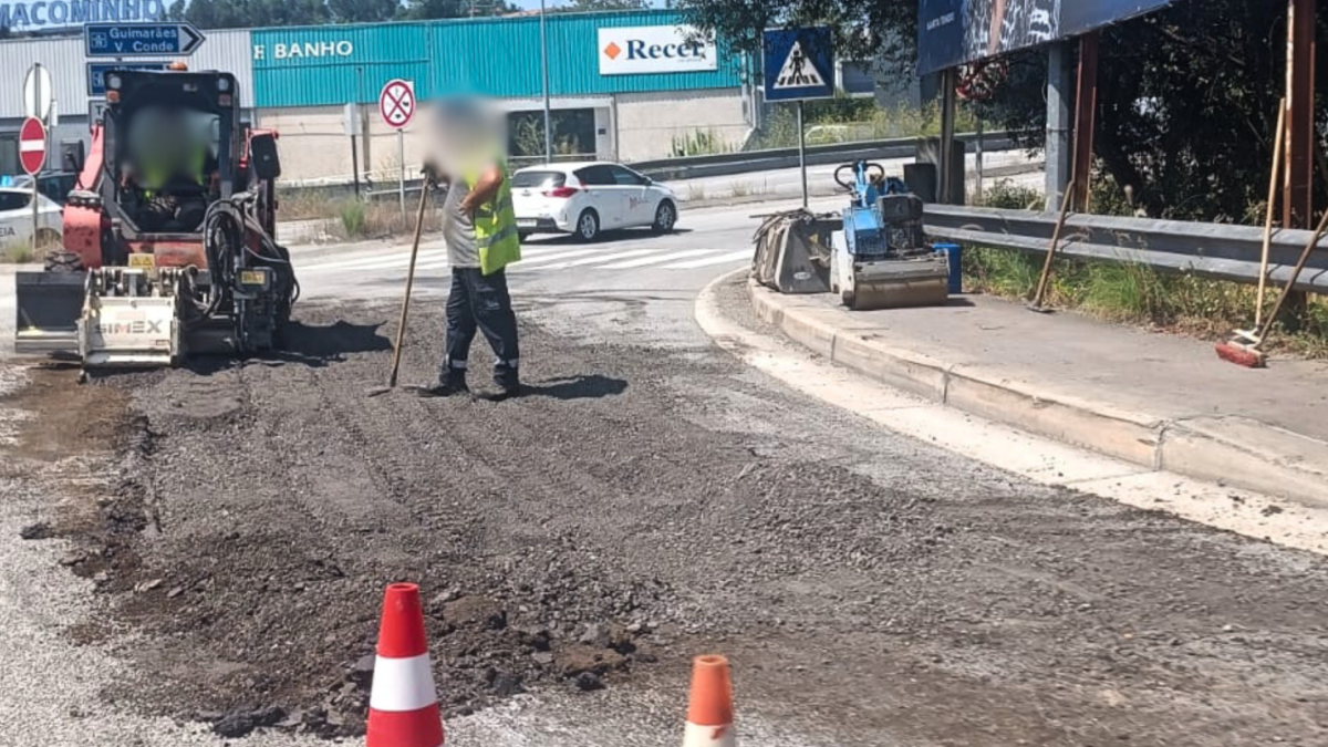Famalicão: Trabalhos de reparação do piso na rotunda de acesso à variante na Av. do Brasil