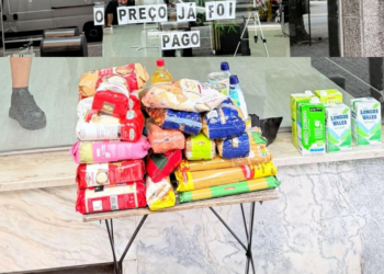 “Quem precisar pode levar”: Barbeiro na Trofa coloca mesa com alimentos à porta do seu negócio