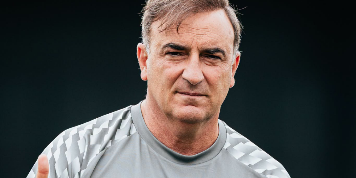 Famalicão: Carlos Carvalhal «envergonhado» com perdas de tempo no futebol