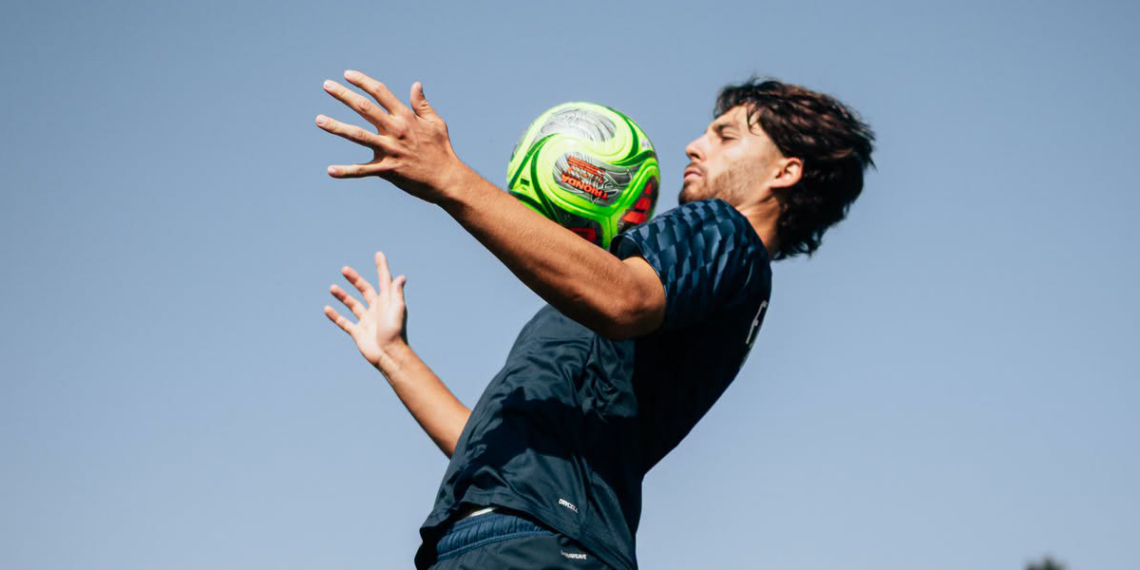 FC Famalicão defronta o Como na luta pelo pódio