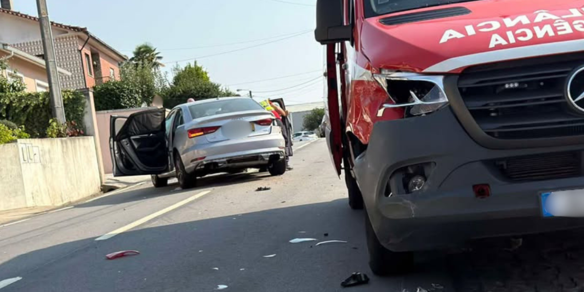 Famalicão: Carro colide com ambulância em Lemenhe