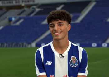Famalicão: Gonçalo Santos assina contrato profissional com o FC do Porto