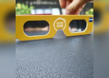 Há famalicenses a (tentar) vender óculos para o eclipse a 100€