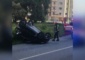 Famalicão: Bombeiros socorrem vítima de Smart capotado