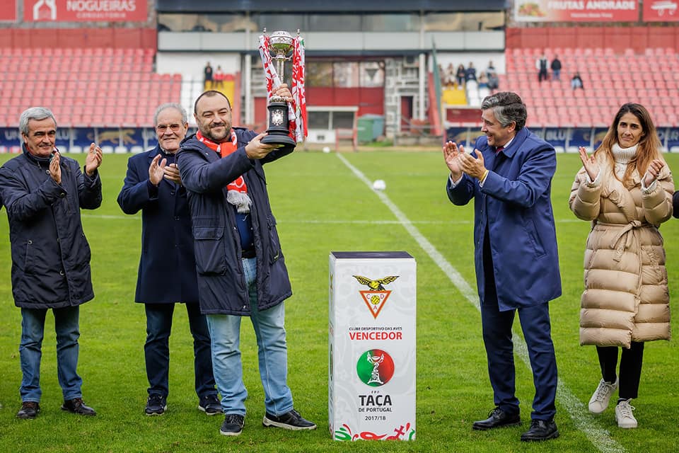 Câmara de Santo Tirso compra em leilão a Taça de Portugal conquistada pelo Aves para a devolver ao clube