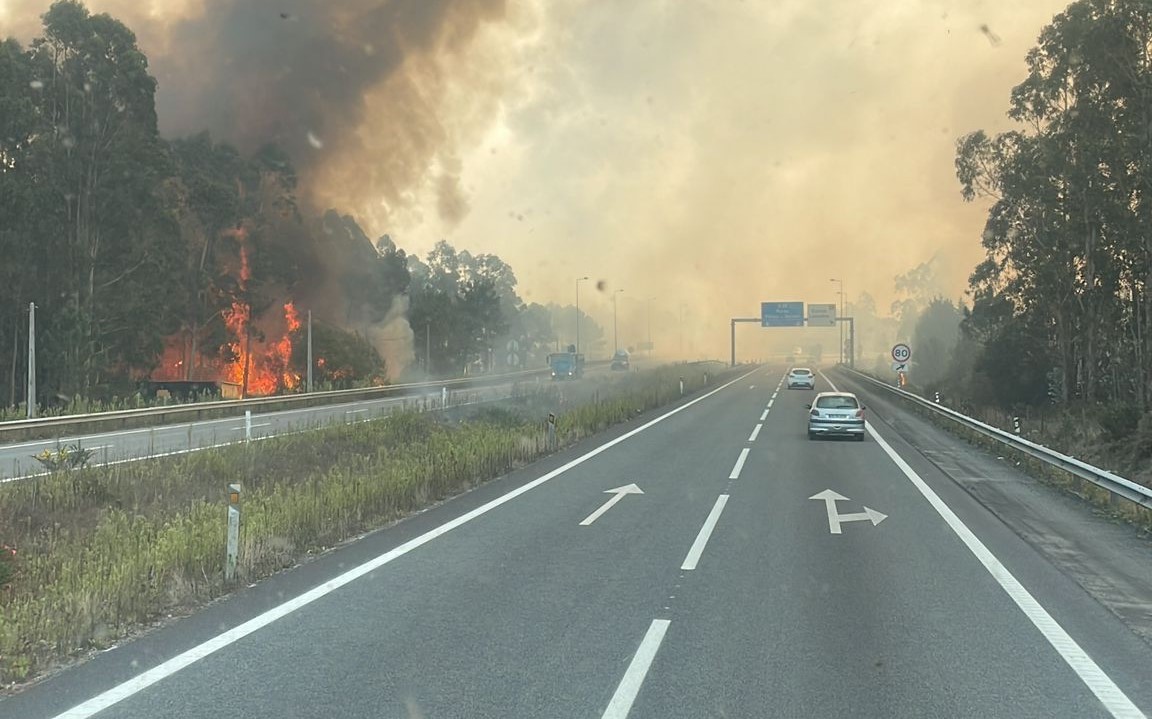 A28 na Póvoa de Varzim cortada ao trânsito devido a incêndio
