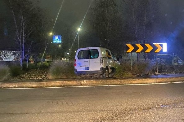 Famalicão: Carrinha sofre acidente e é deixada em cima de rotunda, autoridades desconhecem a situação