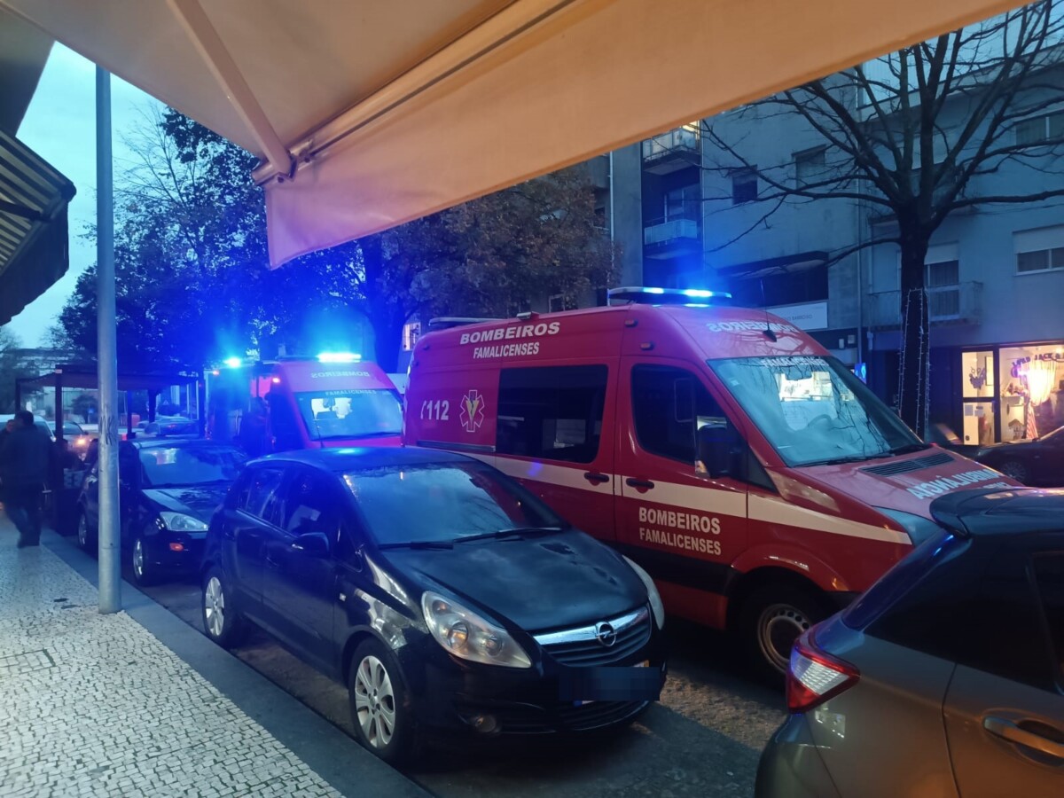 Famalicão: Mulher de trotinete colide com carro e fica caída no chão, condutor do veículo prossegue viagem